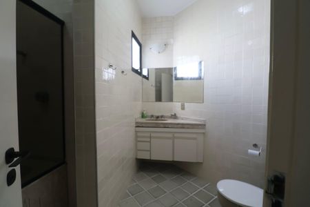 Apartamento para alugar com 336m², 4 quartos e 2 vagas Apartamento para alugar com 336m², 4 quartos e 2 vagasBanheiro da Suíte 1