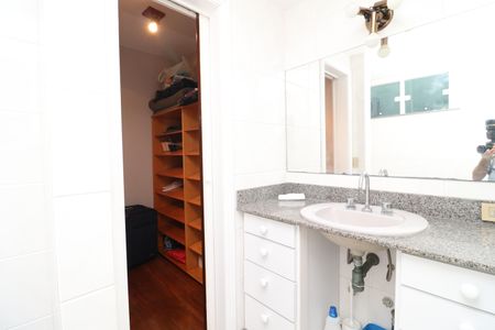 Casa à venda com 450m², 5 quartos e 4 vagasBanheiros da Semi Suíte 1 e 2