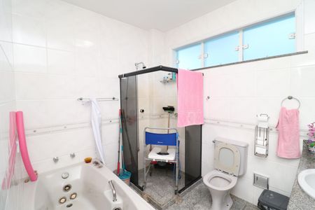 Casa à venda com 450m², 5 quartos e 4 vagasBanheiro da Suíte 2