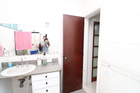 Casa à venda com 450m², 5 quartos e 4 vagasBanheiro da Suíte 2