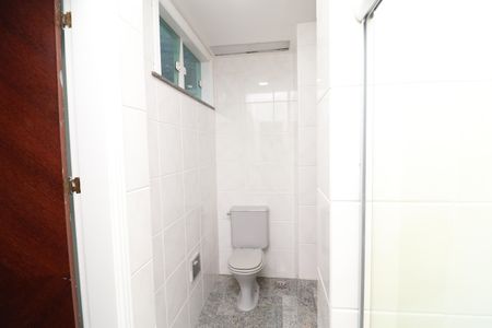 Casa à venda com 450m², 5 quartos e 4 vagasBanheiros da Semi Suíte 1 e 2