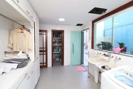Casa à venda com 450m², 5 quartos e 4 vagasLavanderia