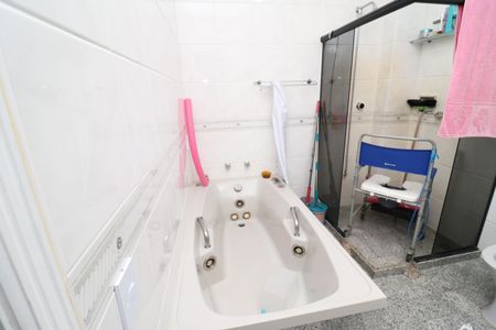 Casa à venda com 450m², 5 quartos e 4 vagasBanheiro da Suíte 2