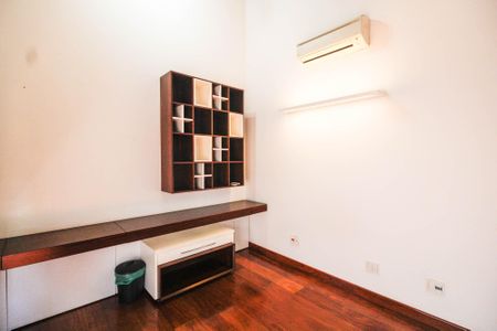 Casa à venda com 284m², 3 quartos e 4 vagas Casa à venda com 284m², 3 quartos e 4 vagasQuarto 3