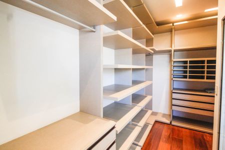 Casa à venda com 284m², 3 quartos e 4 vagas Casa à venda com 284m², 3 quartos e 4 vagasCloset