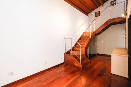 Casa à venda com 284m², 3 quartos e 4 vagas Casa à venda com 284m², 3 quartos e 4 vagasEscada