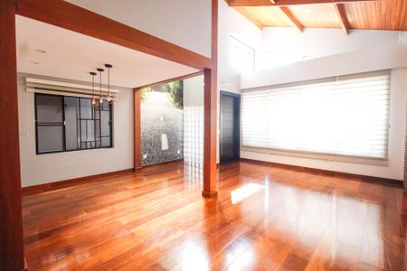 Casa à venda com 284m², 3 quartos e 4 vagas Casa à venda com 284m², 3 quartos e 4 vagasSala