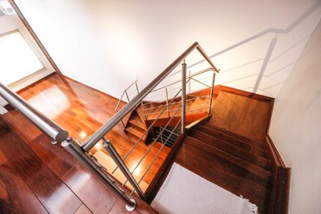 Casa à venda com 284m², 3 quartos e 4 vagas Casa à venda com 284m², 3 quartos e 4 vagasEscada