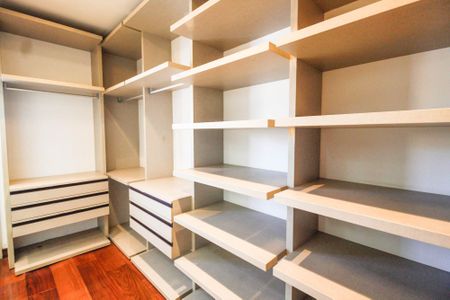 Casa à venda com 284m², 3 quartos e 4 vagas Casa à venda com 284m², 3 quartos e 4 vagasCloset