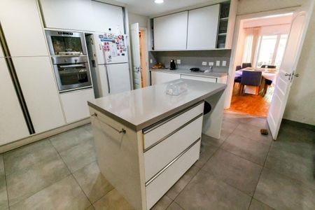 Casa de condomínio à venda com 510m², 4 quartos e 4 vagasCozinha - Armários