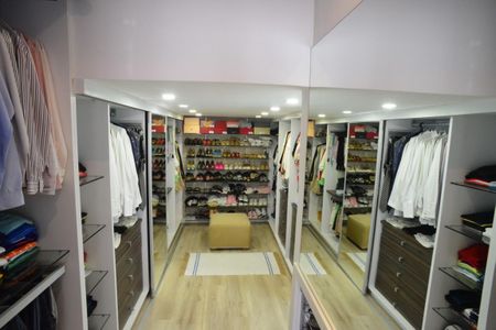 Apartamento à venda com 366m², 5 quartos e 4 vagasCloset da suíte 3