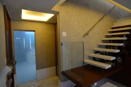 Apartamento à venda com 366m², 5 quartos e 4 vagasEscada de Acesso Piso Superior
