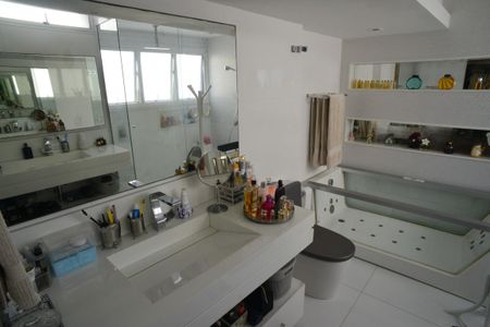 Apartamento à venda com 366m², 5 quartos e 4 vagasBanheiro da Suíte 3
