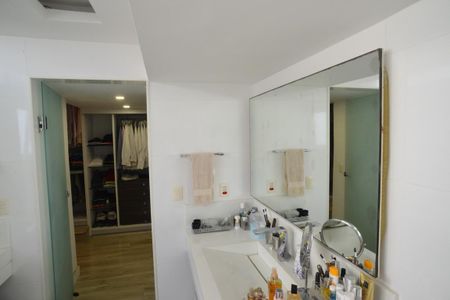 Apartamento à venda com 366m², 5 quartos e 4 vagasBanheiro da Suíte 3