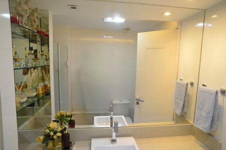 Apartamento à venda com 366m², 5 quartos e 4 vagasBanheiro da Suíte 2