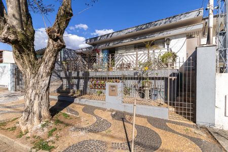 Casa à venda com 160m², 3 quartos e 4 vagas Casa à venda com 160m², 3 quartos e 4 vagasFachada