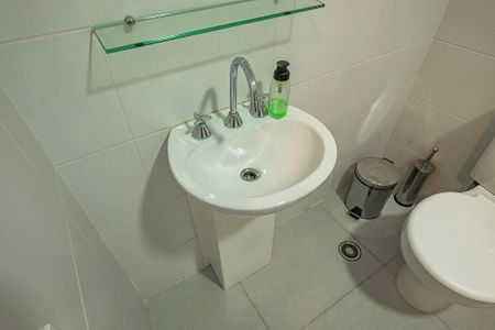 Banheiro de kitnet/studio para alugar com 1 quarto, 28m² em Pinheiros, São Paulo