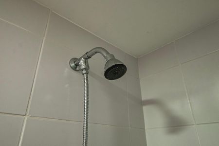 Banheiro de kitnet/studio para alugar com 1 quarto, 28m² em Pinheiros, São Paulo