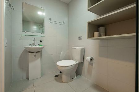 Banheiro de kitnet/studio para alugar com 1 quarto, 28m² em Pinheiros, São Paulo