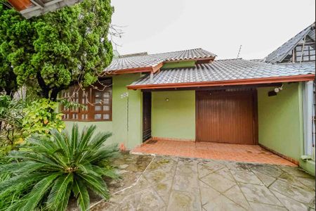 Casa à venda com 240m², 3 quartos e 2 vagas Casa à venda com 240m², 3 quartos e 2 vagasFachada