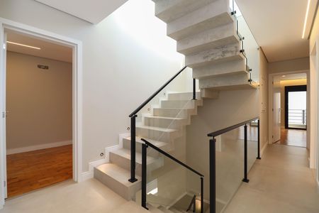 Casa à venda com 340m², 4 quartos e 4 vagas Casa à venda com 340m², 4 quartos e 4 vagasEscada