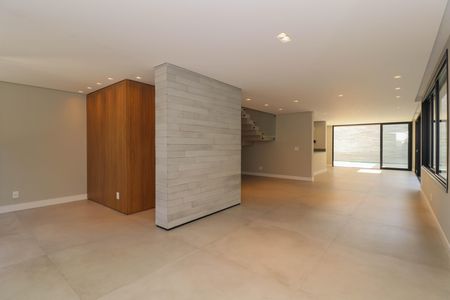 Casa à venda com 340m², 4 quartos e 4 vagas Casa à venda com 340m², 4 quartos e 4 vagasSala