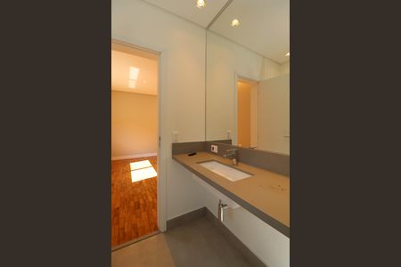 Casa à venda com 340m², 4 quartos e 4 vagas Casa à venda com 340m², 4 quartos e 4 vagasBanheiro da Suíte 1
