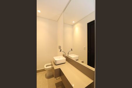 Casa à venda com 340m², 4 quartos e 4 vagas Casa à venda com 340m², 4 quartos e 4 vagasBanheiro da Piscina