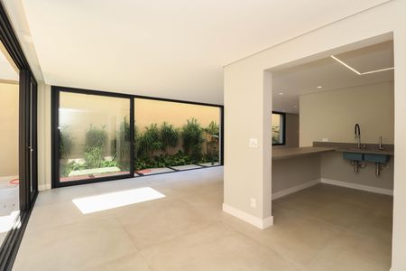 Casa à venda com 340m², 4 quartos e 4 vagas Casa à venda com 340m², 4 quartos e 4 vagasSala
