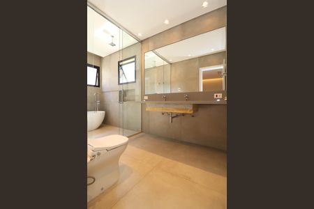 Casa à venda com 340m², 4 quartos e 4 vagas Casa à venda com 340m², 4 quartos e 4 vagasBanheiro da Suíte 4
