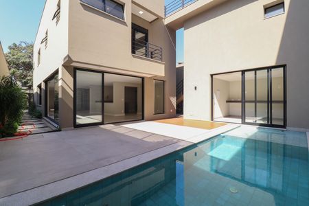 Casa à venda com 340m², 4 quartos e 4 vagas Casa à venda com 340m², 4 quartos e 4 vagasÁrea comum - Piscina