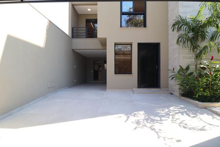 Casa à venda com 340m², 4 quartos e 4 vagas Casa à venda com 340m², 4 quartos e 4 vagasGaragem