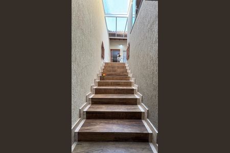 Casa à venda com 191m², 3 quartos e 3 vagasEscada