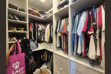 Casa de condomínio à venda com 195m², 3 quartos e 1 vaga Casa de condomínio à venda com 195m², 3 quartos e 1 vagaCloset da suíte