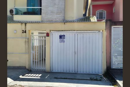 Casa de condomínio à venda com 195m², 3 quartos e 1 vaga Casa de condomínio à venda com 195m², 3 quartos e 1 vagaFachada