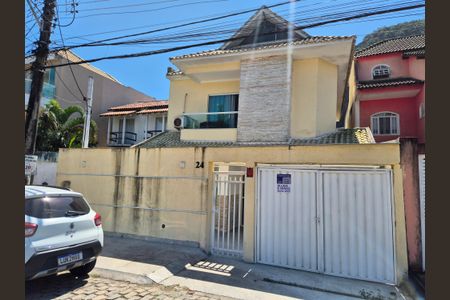 Casa de condomínio à venda com 195m², 3 quartos e 1 vaga Casa de condomínio à venda com 195m², 3 quartos e 1 vagaFachada
