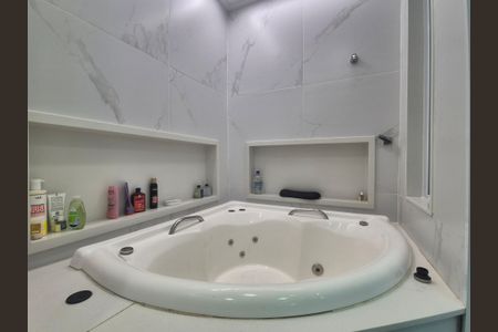 Casa de condomínio à venda com 195m², 3 quartos e 1 vaga Casa de condomínio à venda com 195m², 3 quartos e 1 vagaBanheiro da Suíte