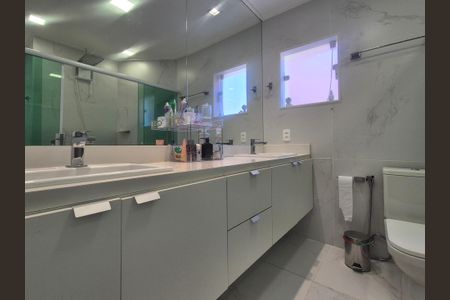 Casa de condomínio à venda com 195m², 3 quartos e 1 vaga Casa de condomínio à venda com 195m², 3 quartos e 1 vagaBanheiro da Suíte