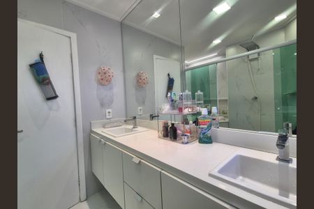 Casa de condomínio à venda com 195m², 3 quartos e 1 vaga Casa de condomínio à venda com 195m², 3 quartos e 1 vagaBanheiro da Suíte