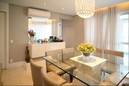 Apartamento à venda com 213m², 3 quartos e 3 vagas Apartamento à venda com 213m², 3 quartos e 3 vagasSala de Jantar
