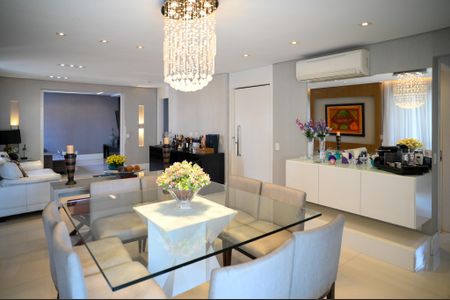 Apartamento à venda com 213m², 3 quartos e 3 vagas Apartamento à venda com 213m², 3 quartos e 3 vagasSala de Jantar