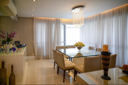 Apartamento à venda com 213m², 3 quartos e 3 vagas Apartamento à venda com 213m², 3 quartos e 3 vagasSala de Jantar