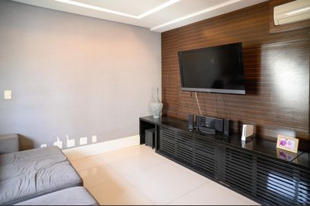 Apartamento à venda com 213m², 3 quartos e 3 vagas Apartamento à venda com 213m², 3 quartos e 3 vagasSala de TV