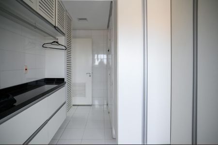 Apartamento à venda com 213m², 3 quartos e 3 vagas Apartamento à venda com 213m², 3 quartos e 3 vagasÁrea de Serviço