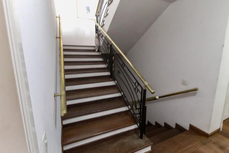 Casa de condomínio à venda com 900m², 8 quartos e 7 vagas Casa de condomínio à venda com 900m², 8 quartos e 7 vagasEscada