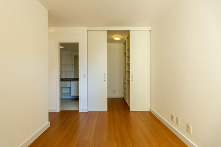 Apartamento à venda com 94m², 3 quartos e 2 vagas Apartamento à venda com 94m², 3 quartos e 2 vagasQuarto Suite