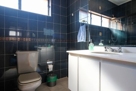 Casa à venda com 456m², 4 quartos e 5 vagasBanheiro da suíte 2