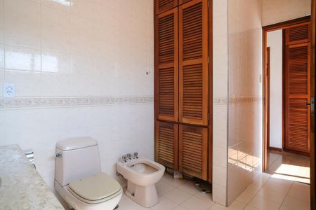 Casa à venda com 456m², 4 quartos e 5 vagasBanheiro da suíte 1