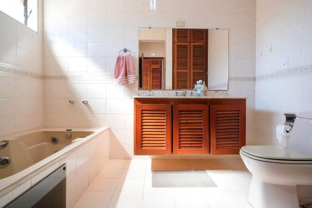 Casa à venda com 456m², 4 quartos e 5 vagasBanheiro da suíte 1