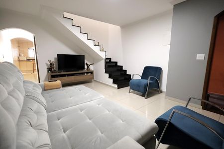 Casa à venda com 160m², 2 quartos e 2 vagas Casa à venda com 160m², 2 quartos e 2 vagasSala